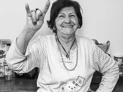 "Le corne ca t�ine" - Alla lettera vuol dire "Le corna che tieni" ma � un modo simpatico per dire "sei un furbacchione". Il gesto � quello tipico delle corna, con la mano a mo' di pugno e i soli indice e mignolo alzati verso l'alto